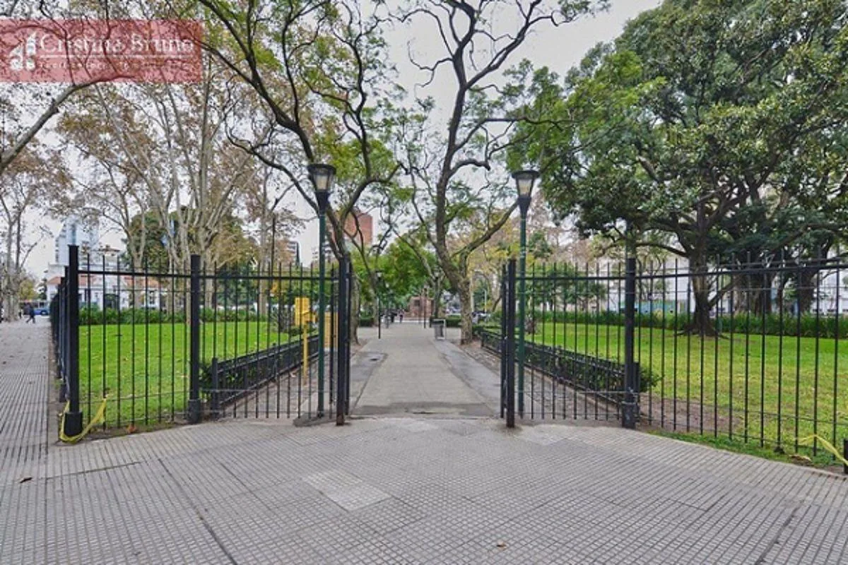 Apartamento de três dormitórios com frente para a Plaza de La Redonda em Buenos Aires