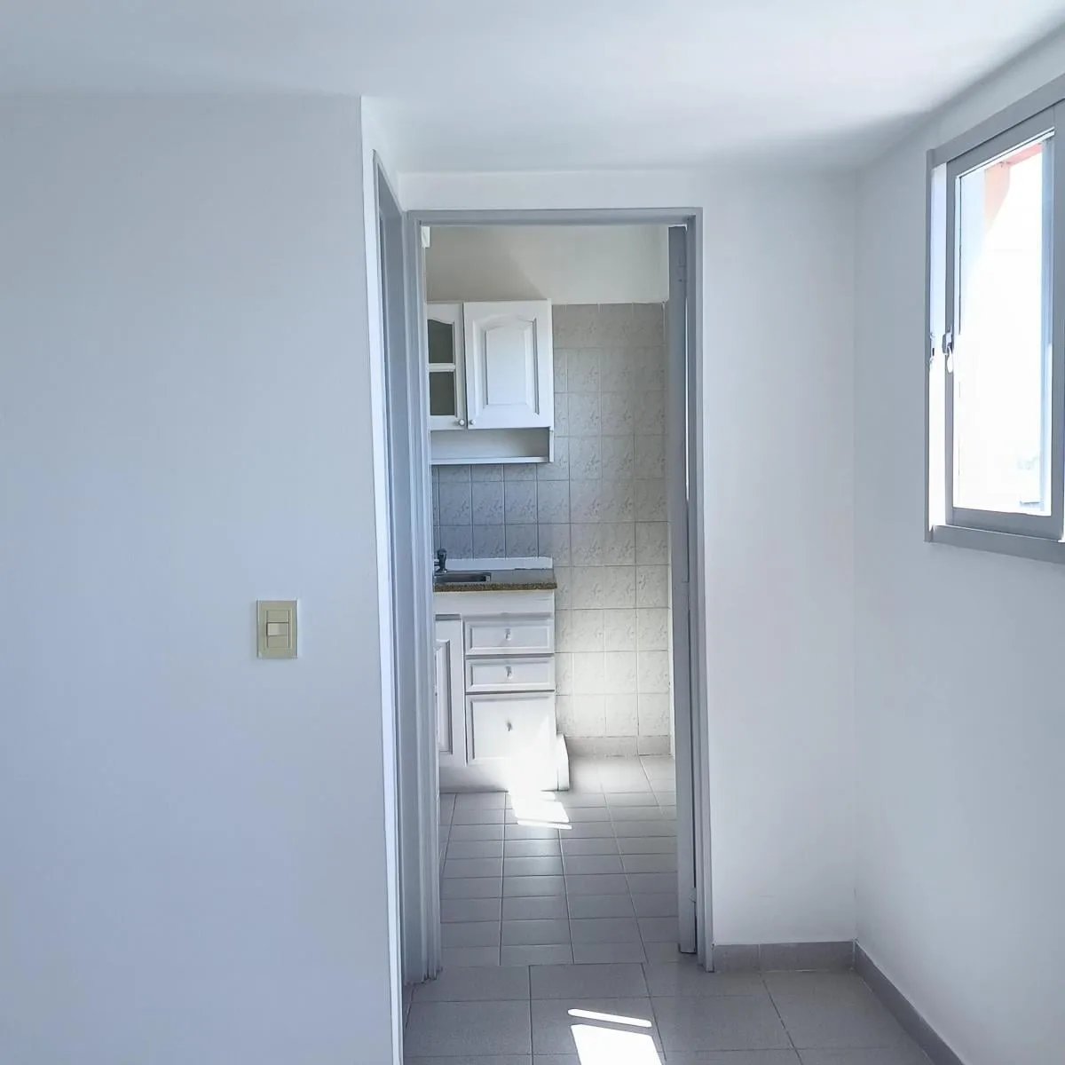 Kitnet com cozinha independente e varanda em Caballito