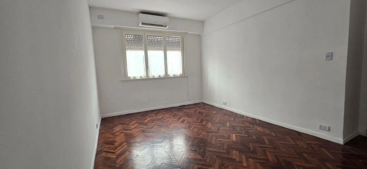 Apartamento de três ambientes no contrafrente em Monserrat