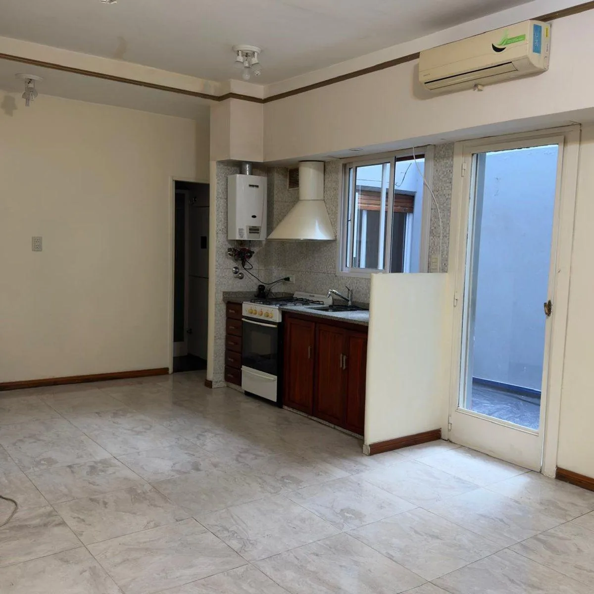 Квартира-студия с внутренним двориком на первом этаже после ремонта в Buenos Aires