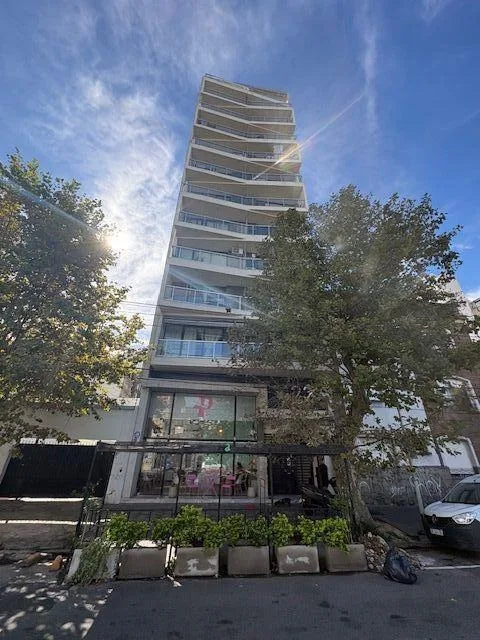 Departamento de 2 ambientes semipiso al frente en Avellaneda