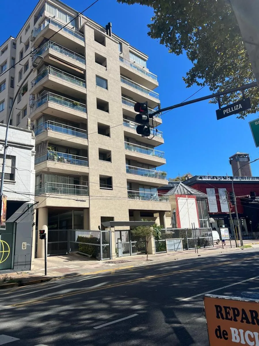 Two-bedroom apartment with covered parking in Vicente López