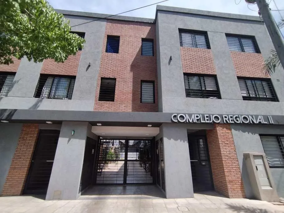 Apartamento duplex de 2 ambientes com vaga em Lanús