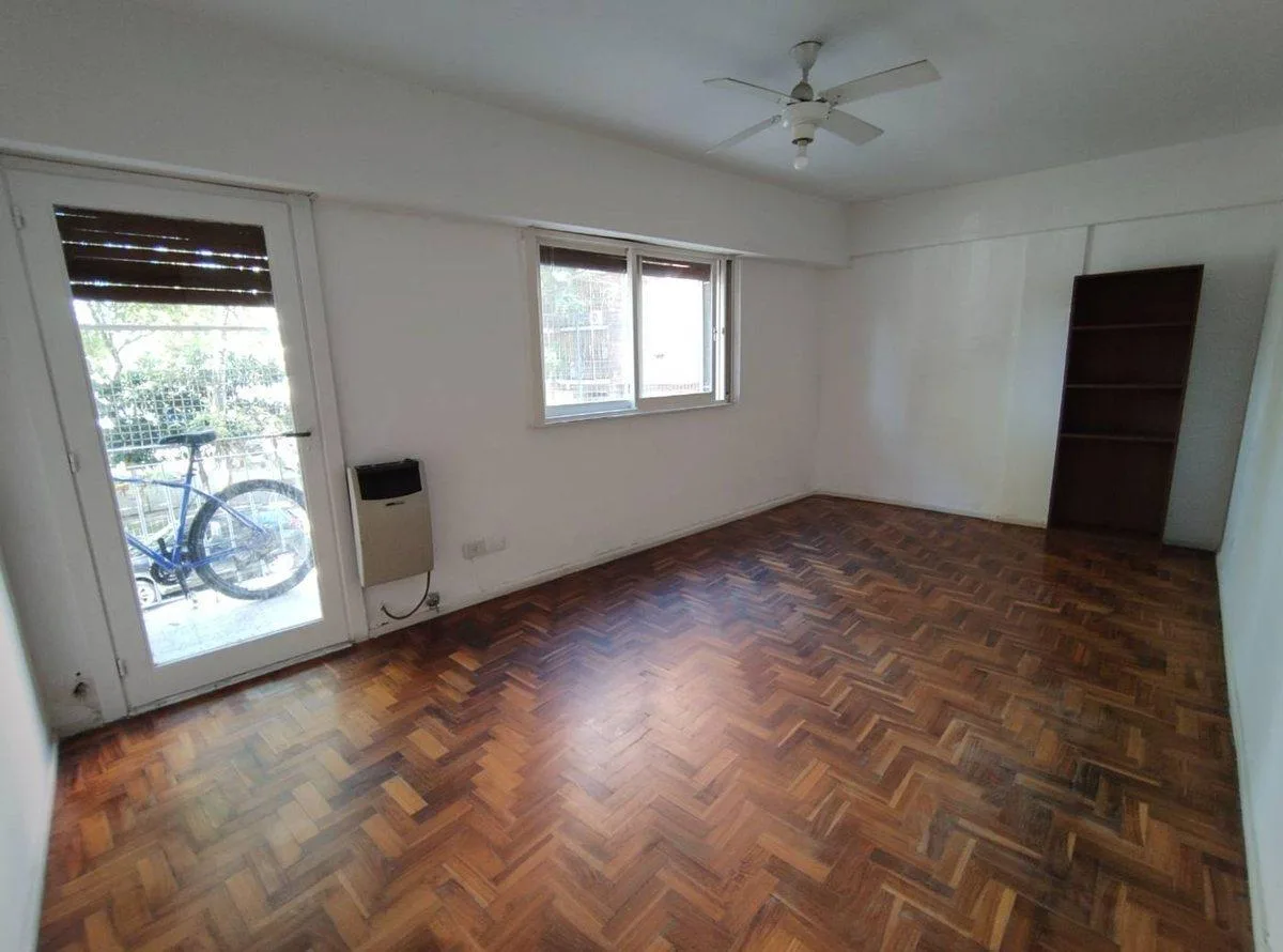 Two-bedroom apartment with balcony in Villa del Parque