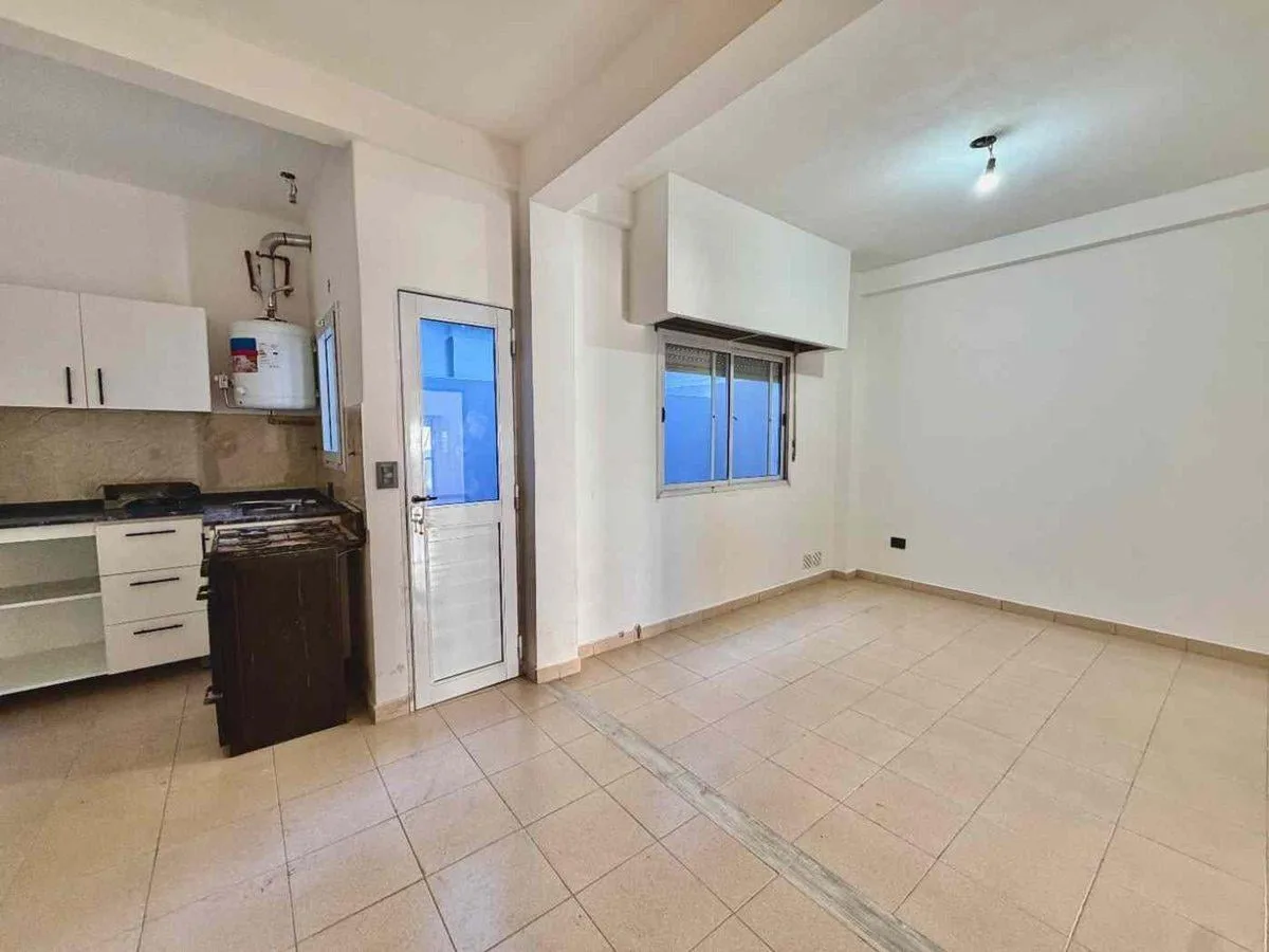 Two-room PH in Ramos Mejía with patio and balcony