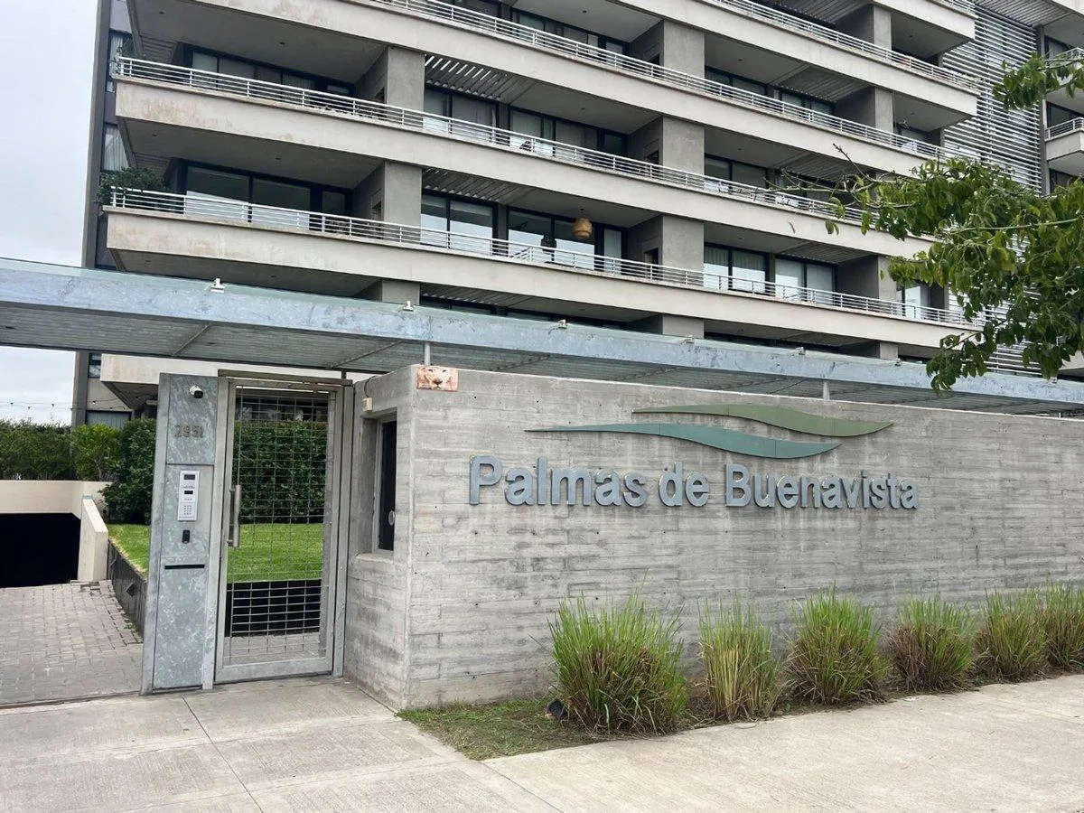 Two-bedroom apartment in Victoria with lagoon view