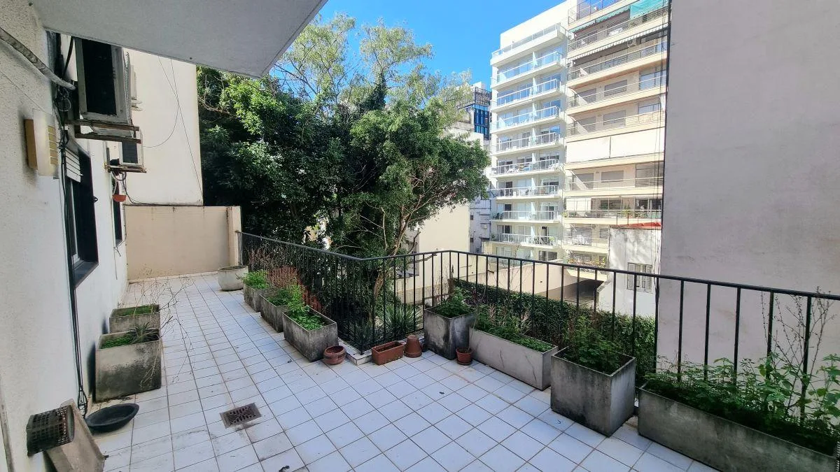 Departamento de 3 ambientes con balcón aterrazado