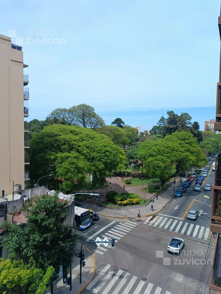 Semipiso de 2 ambientes y medio con escritorio en Parque Chacabuco