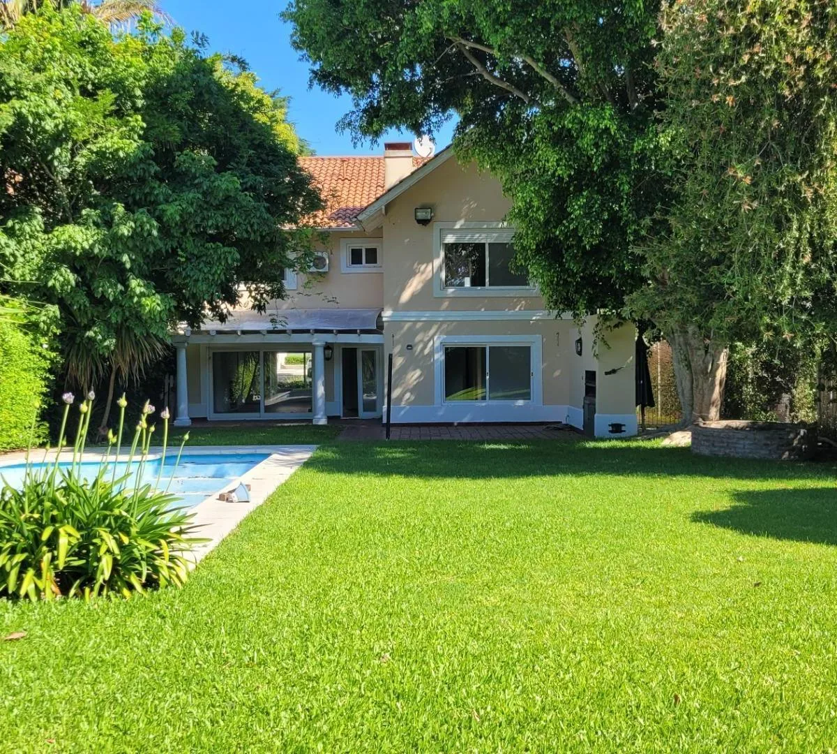 Three-bedroom house for rent in Victoria