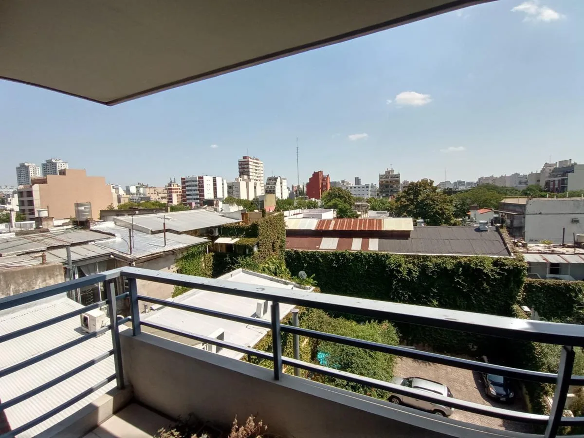 Monoambiente con balcón en Colegiales