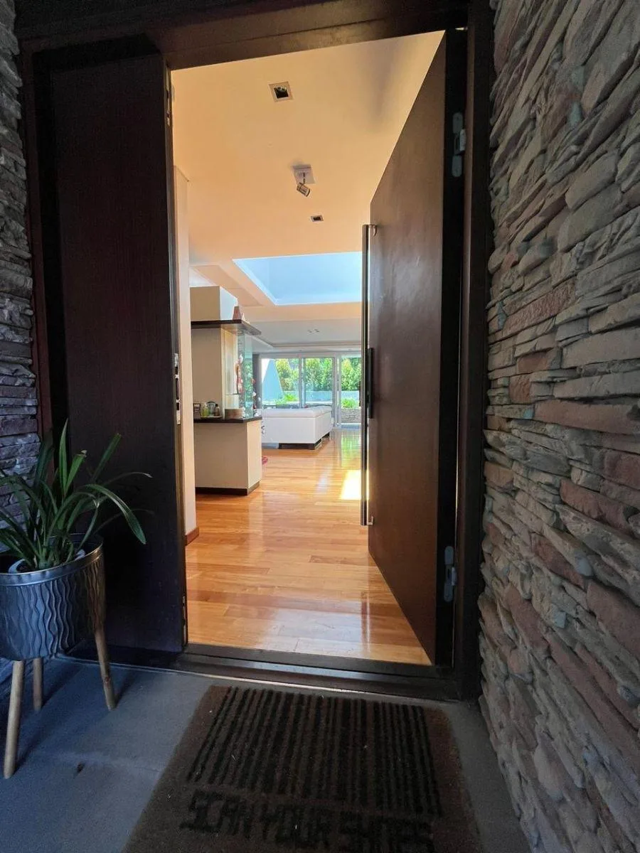 Casa mobiliada com 3 suítes em Martínez