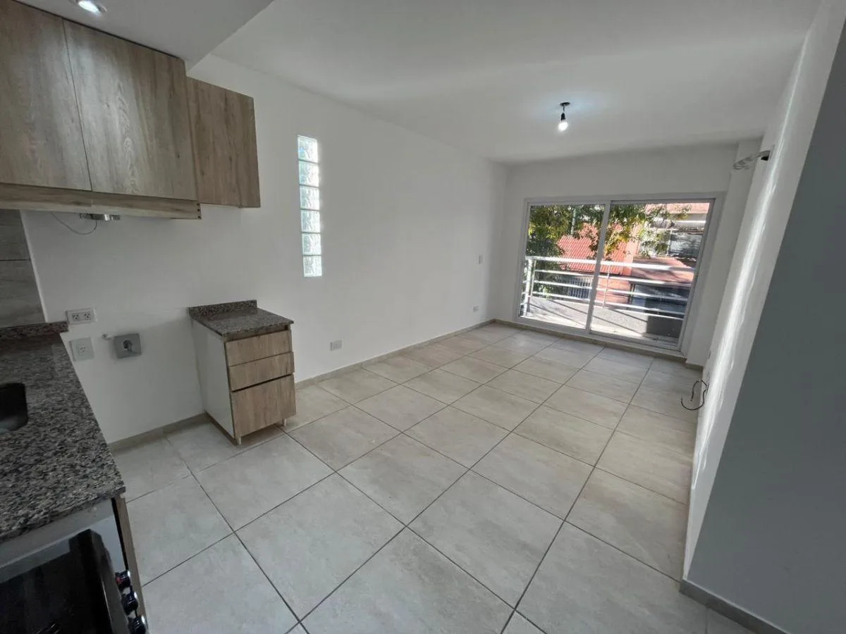 Apartamento de três ambientes com varanda em Floresta