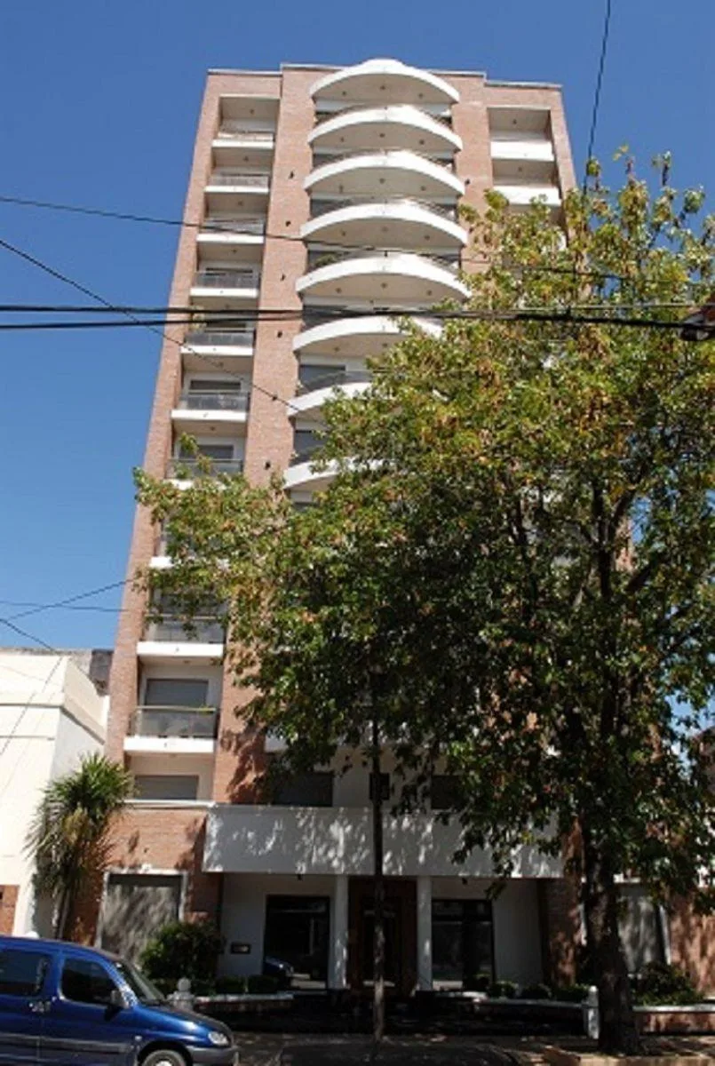 Departamento de 1 dormitorio al frente en La Plata