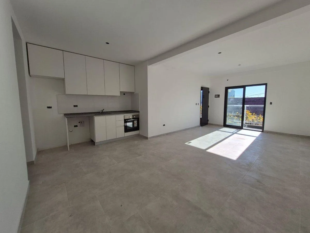 Apartamento de três ambientes novo em Lanús