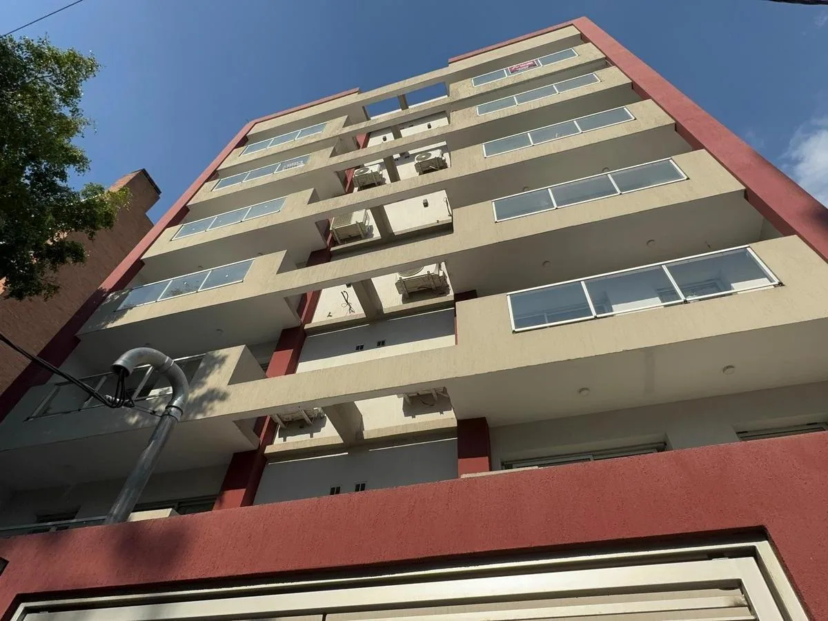 Apartamento de dois ambientes com vaga coberta em Morón