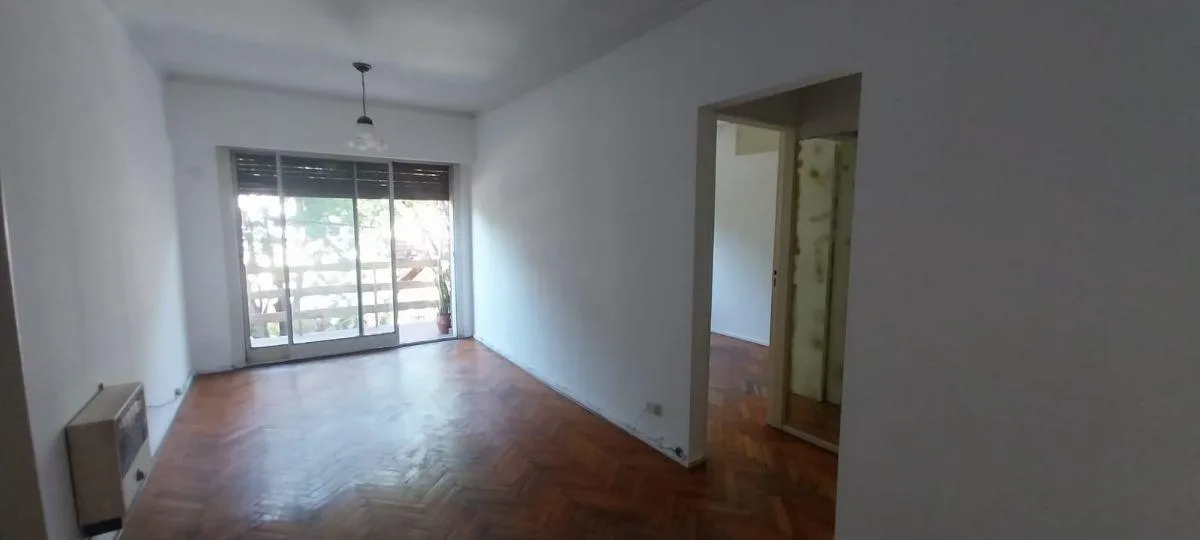 Apartamento de dois ambientes de frente com varanda em Versalles