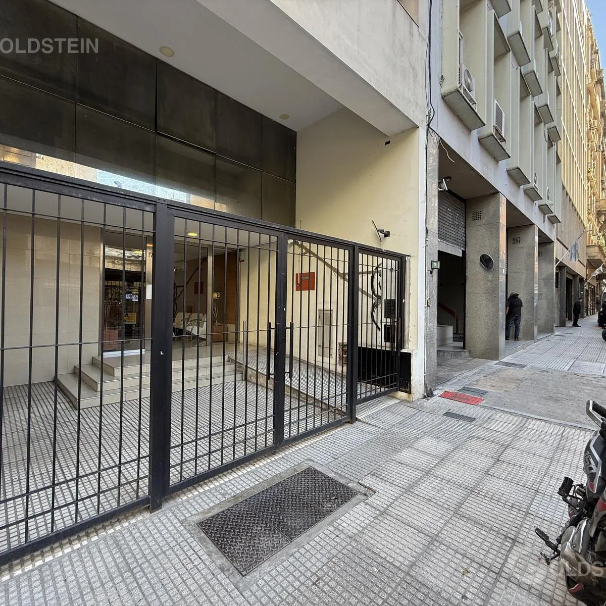 Apartamento de dois ambientes de frente em Monserrat