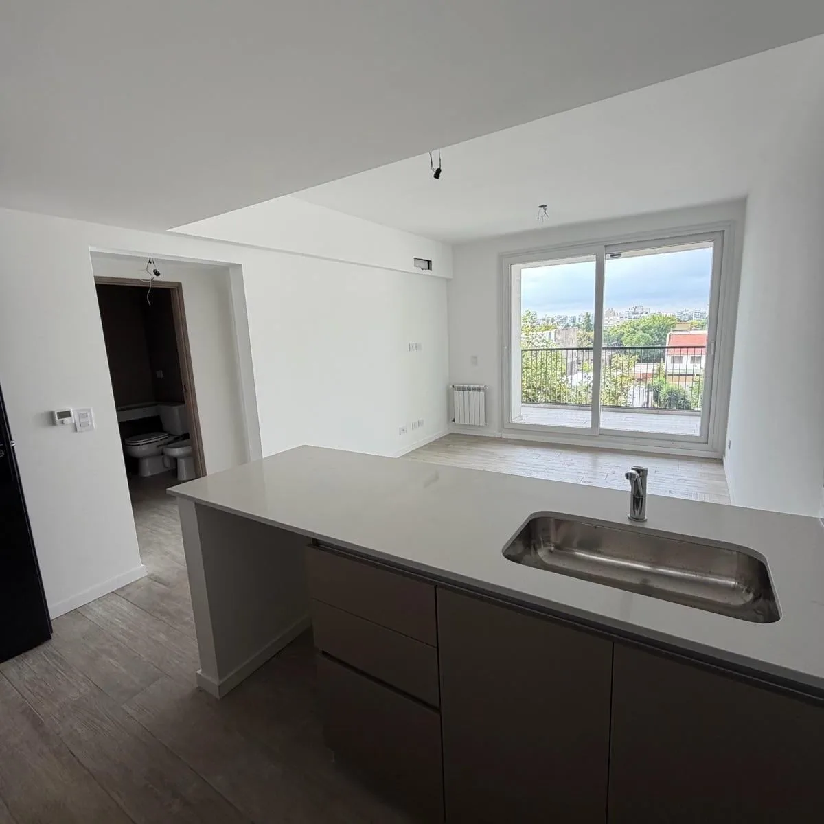 Apartamento de dois ambientes novo em Monte Castro