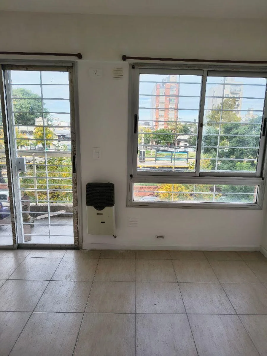 Studio apartment facing the street in Morón