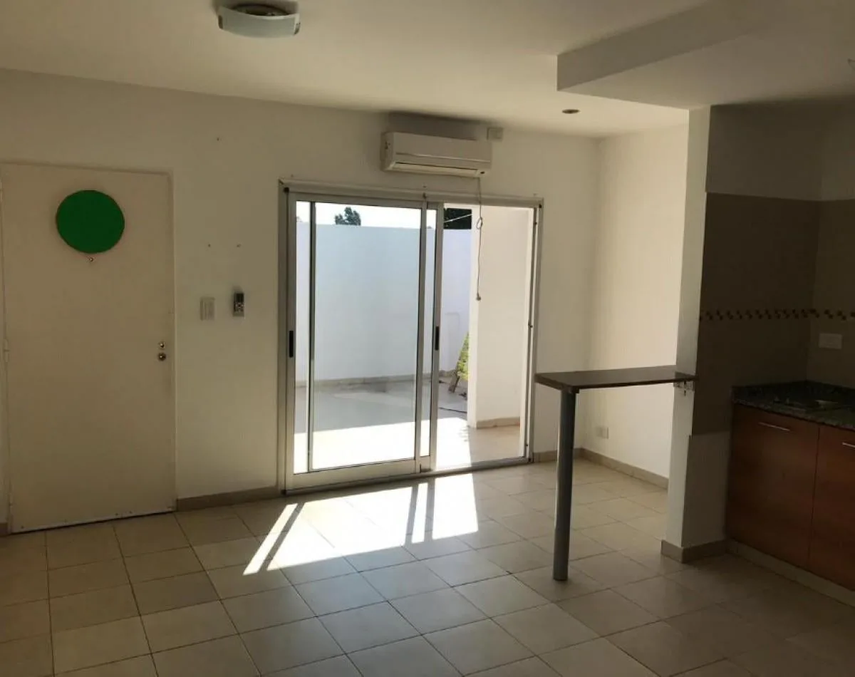 Квартира с двумя комнатами на первом этаже в Quilmes Oeste