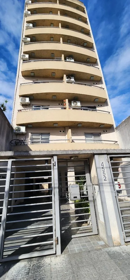 Departamento de 2 ambientes con balcón al frente en Tres de Febrero