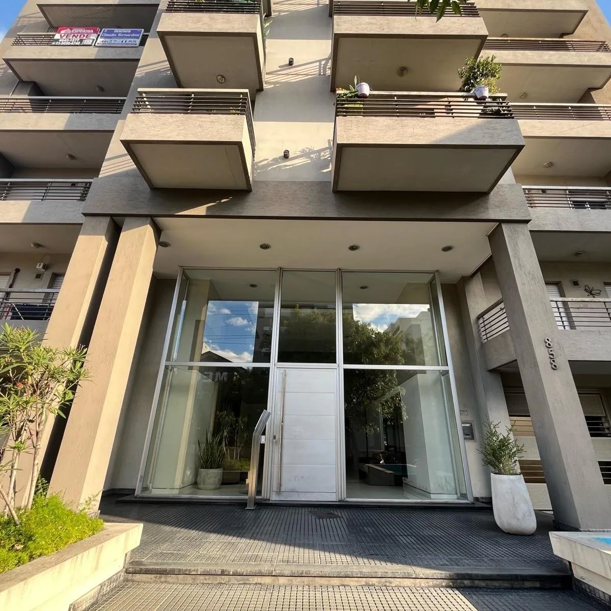 Apartamento de um ambiente com varanda em Morón