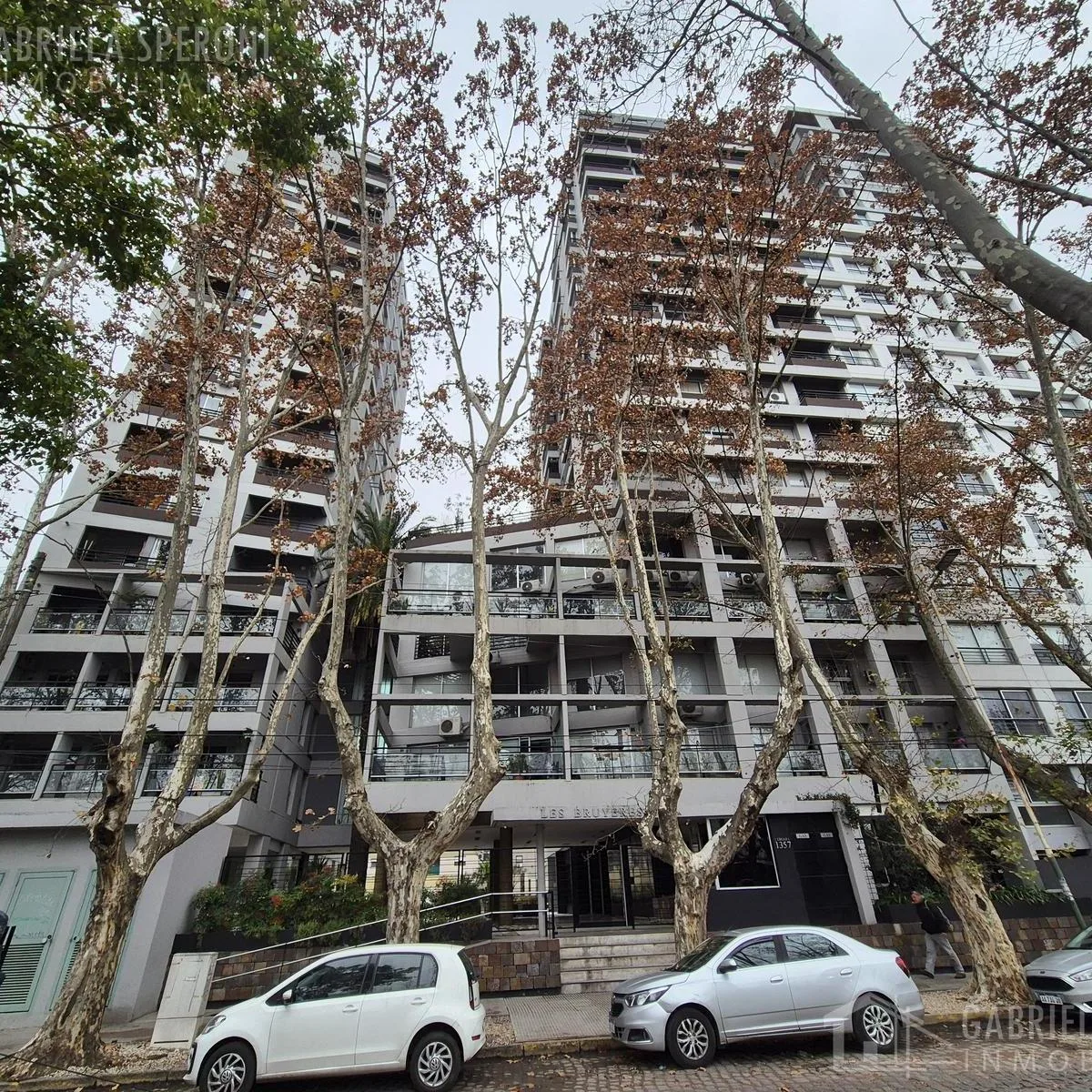 Two-room apartment with parking in Banfield Este