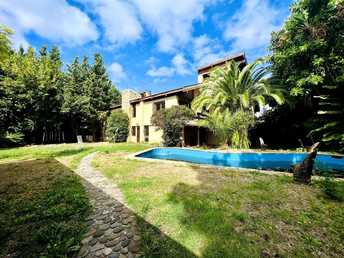Five-bedroom house with garden and pool in Martínez