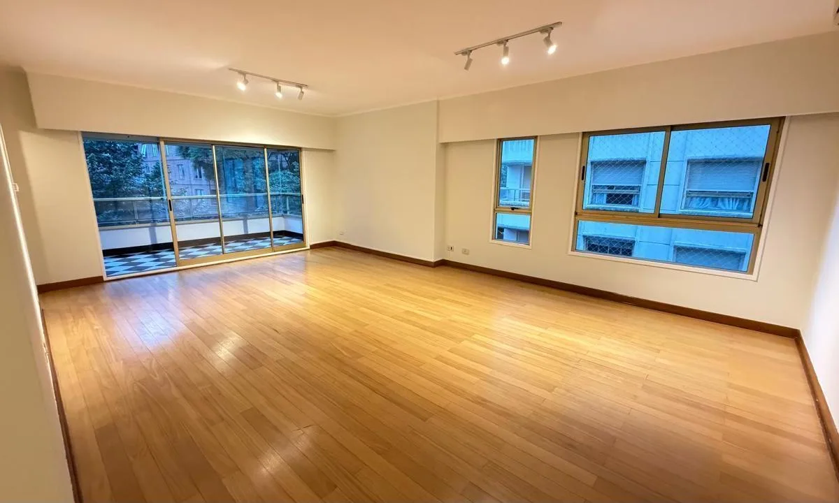 Apartamento de quatro ambientes em Puerto Madero
