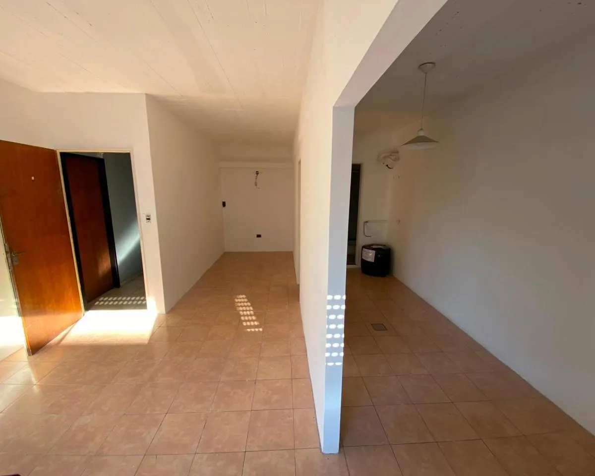 Monoambiente con balcón y terraza