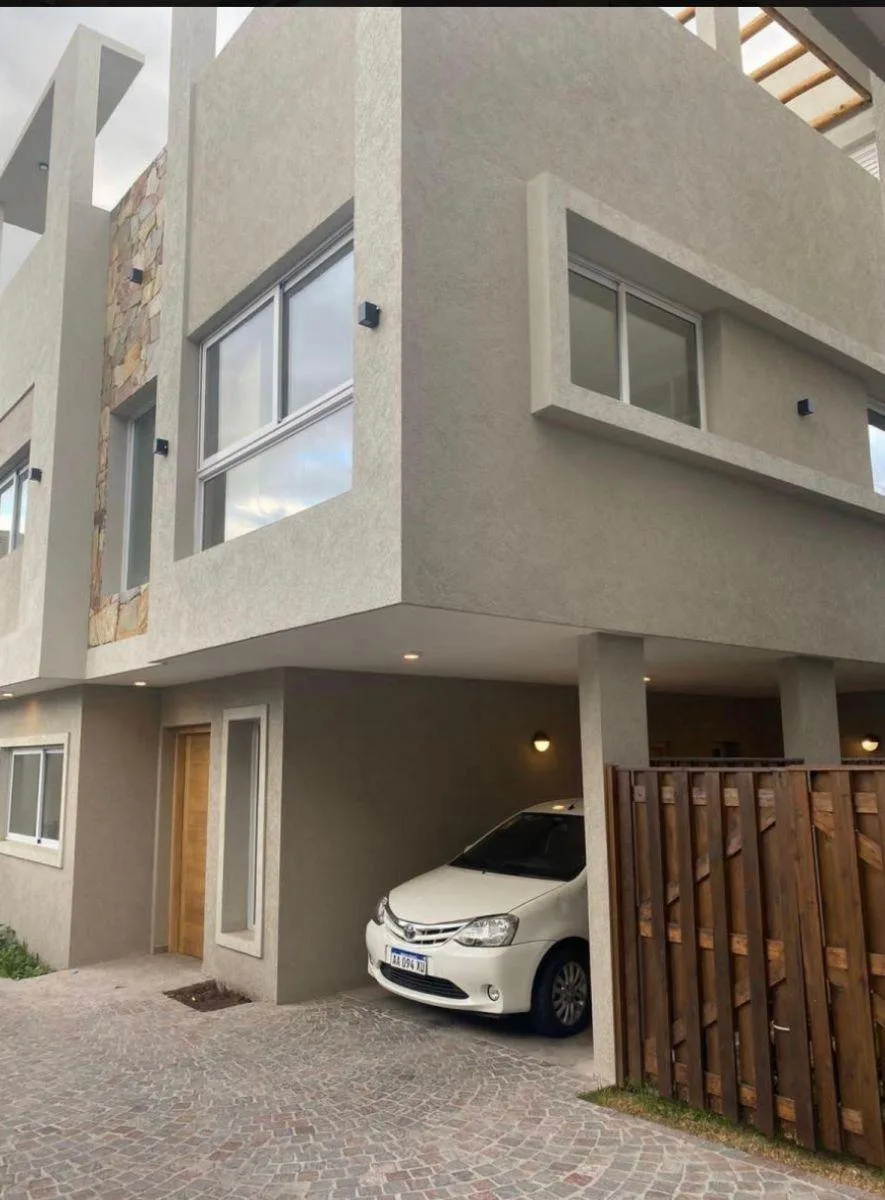 Alquilo Triplex de 3 Dorm., Cochera, Parrilla y Piscina Propia! Inmejorable Zona de Adrogue