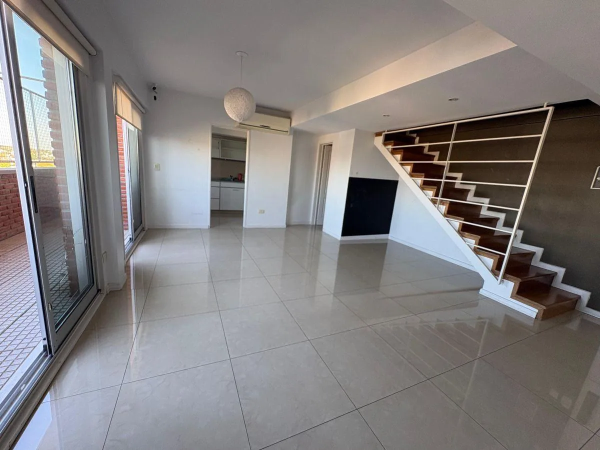 Duplex de 3 ambientes con cochera en Morón