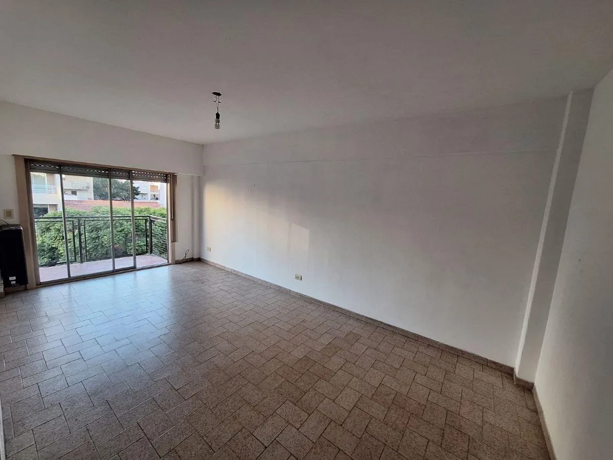 Departamento de 2 ambientes con balcón al frente en Vicente López