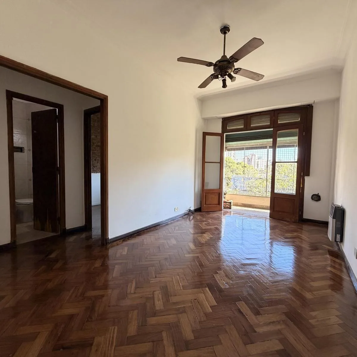 Departamento de 3 Ambientes por Escalera en Alquiler en Flores