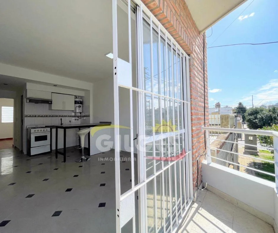 Apartamento de dois ambientes com varanda em Ramos Mejía