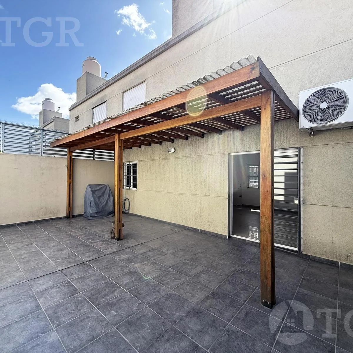 Three-room PH with patio and parking in Ramos Mejía