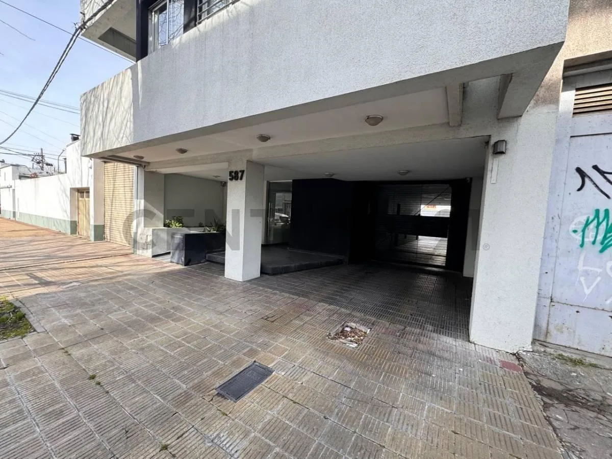 En Alquiler - Depto 1 Dormi y Escritorio, Terraza y Cochera - 24 y 44