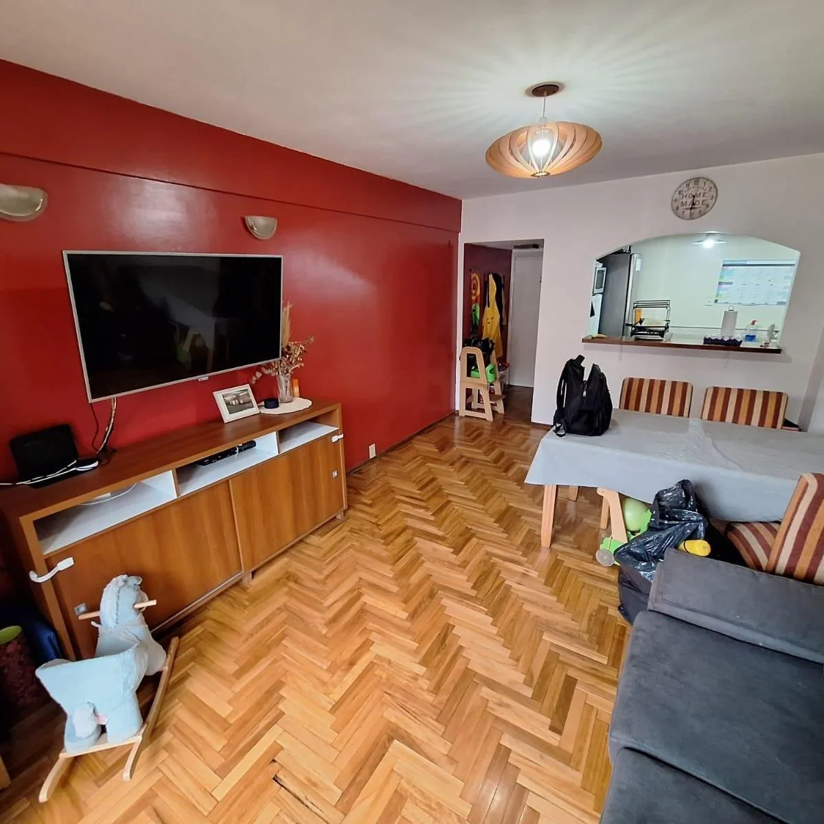Apartamento de três ambientes com varanda em Almagro