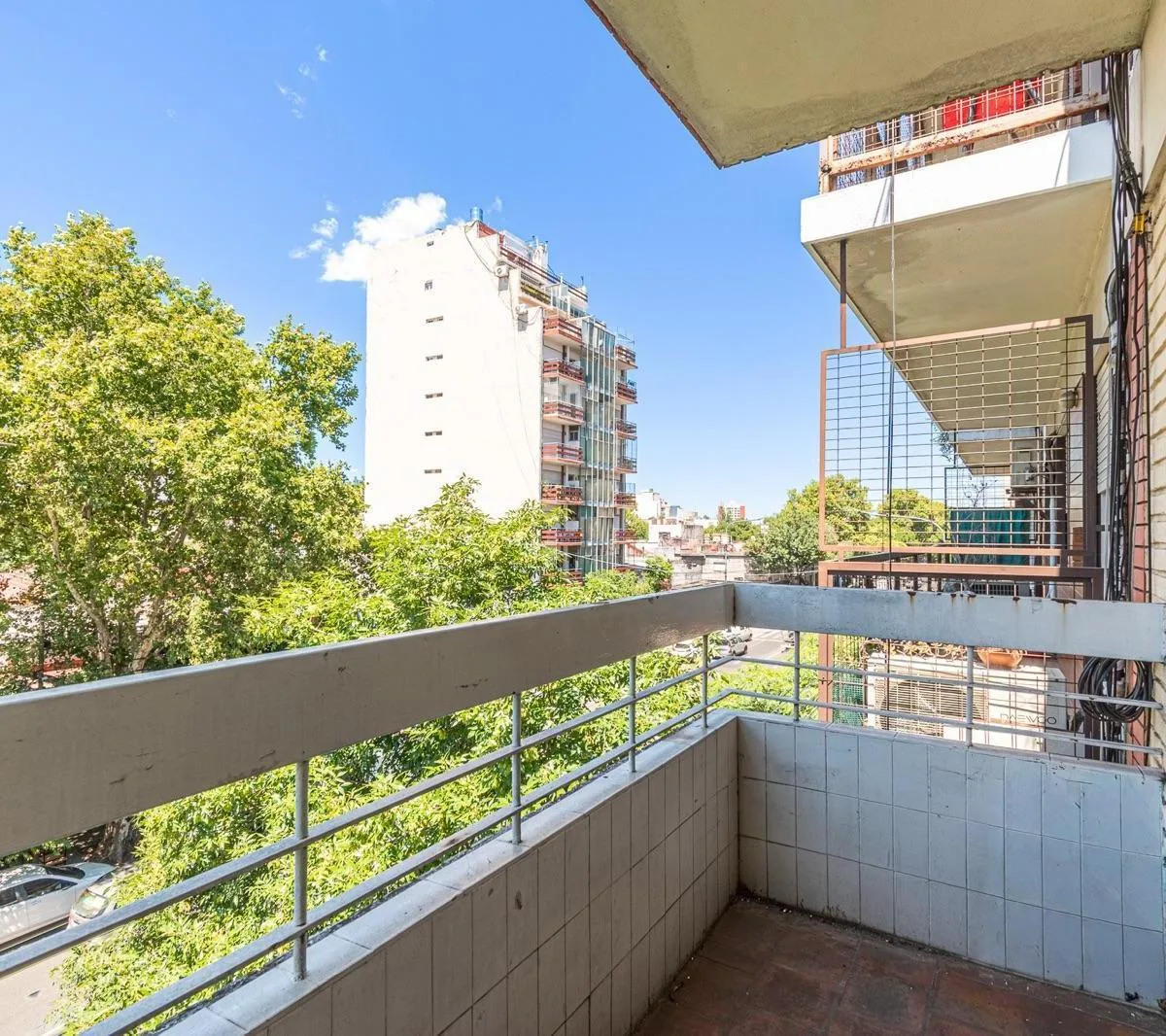 Monoambiente Luminoso con Balcon Al Frente en Alquiler Floresta