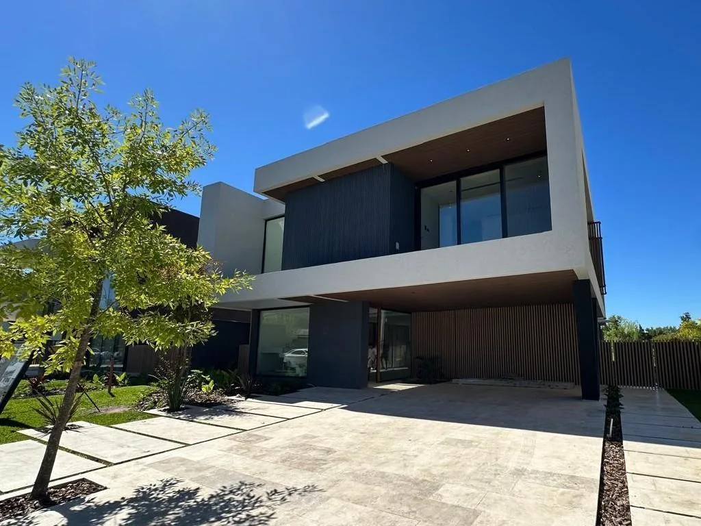 Modern five-bedroom house in Tigre