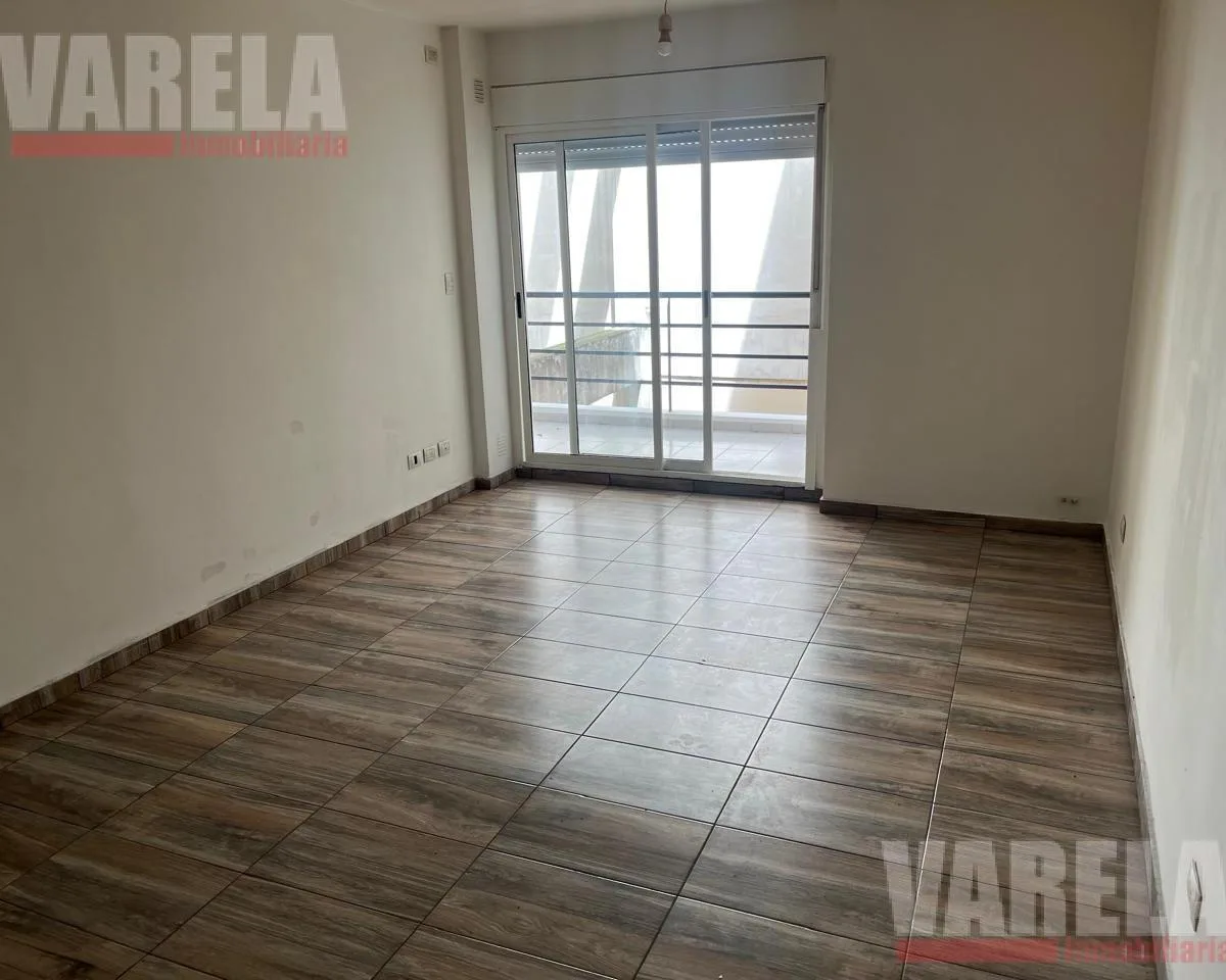 Apartamento de dois ambientes com varanda em Flores