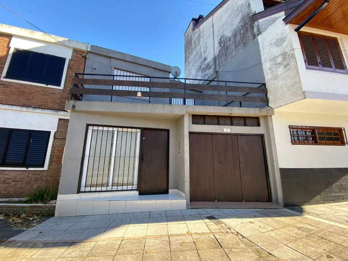 Three-bedroom house with covered parking in Bernal Oeste