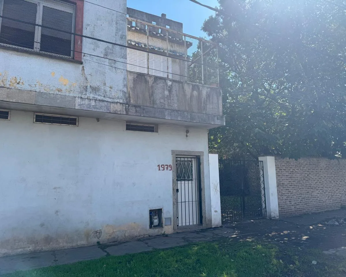 Two-bedroom house on two lots in Ituzaingó