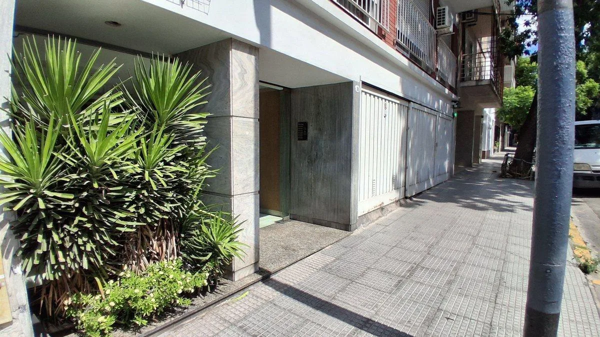 Apartamento de três ambientes com vaga em Flores