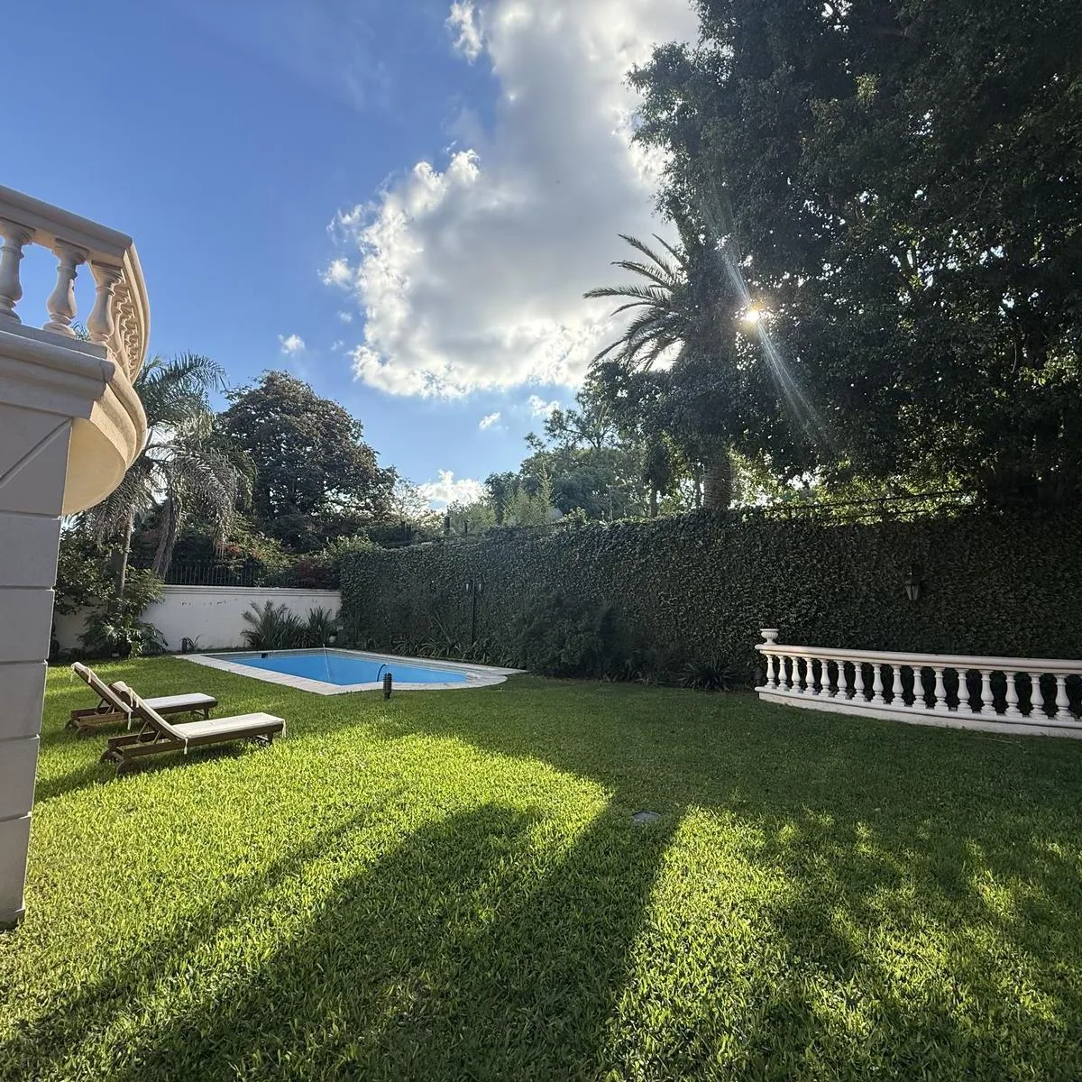 Alquiler Casa en Martinez de 3 Plantas con Galería, Jardín, Pileta y Cochera