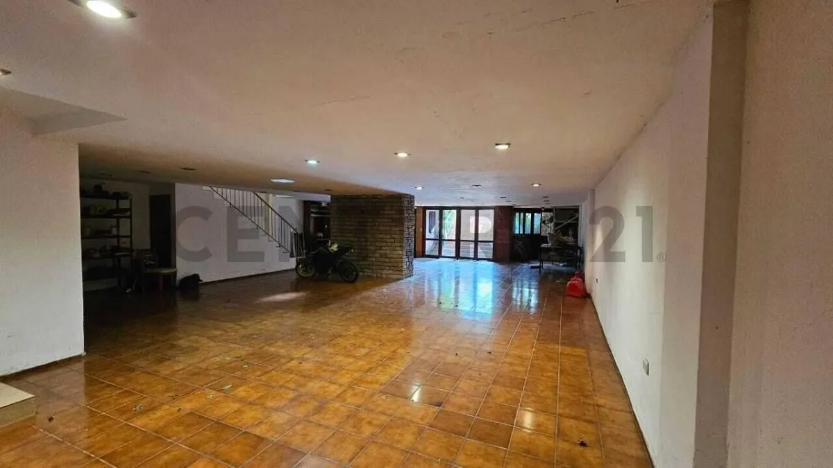 Three-storey house with pool in La Plata