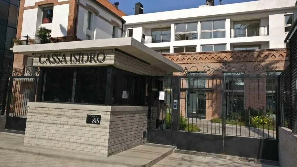 Cassa Isidro 3 Dorm. Mas Dependencias y 2 Cocheras. Alquiler