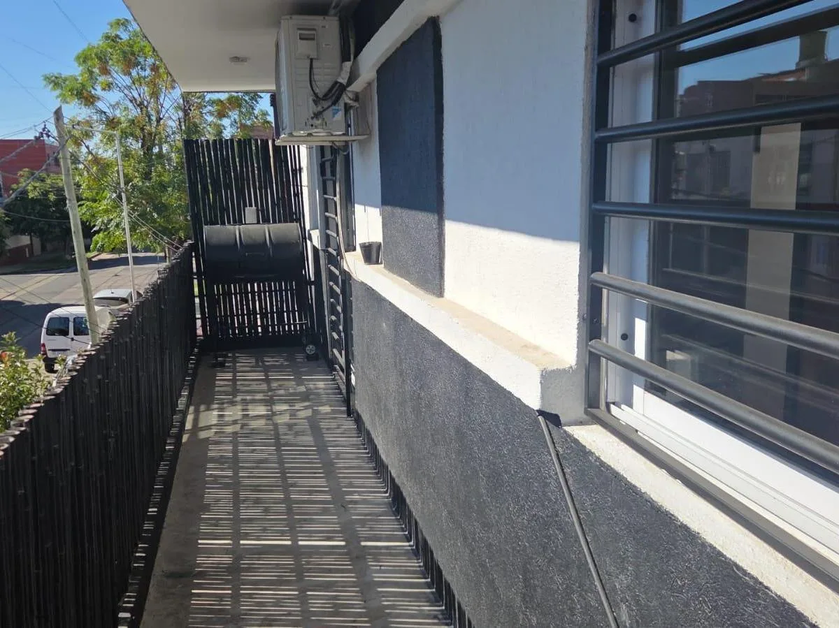 Apartamento de três ambientes com varanda em Buenos Aires