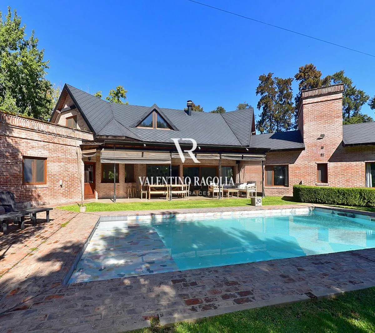 Five-room house with pool in Los Pingüinos