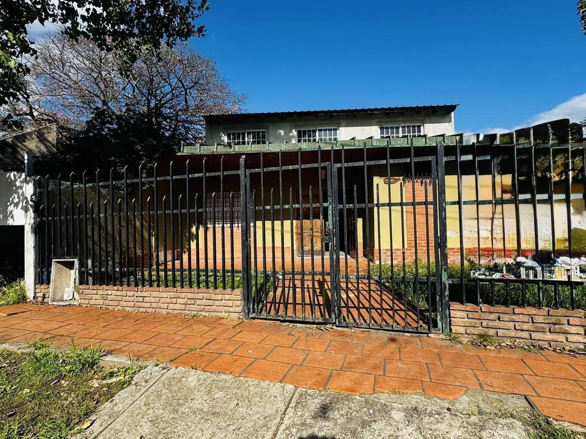 Venta o Alquiler de Local/salón en Dos Plantas con Oficinas en Berazategui